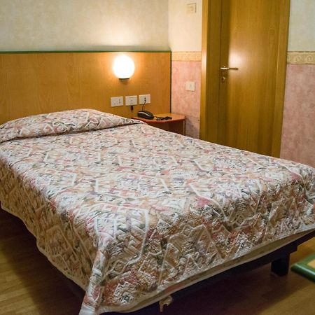 Hotel Baffo Rosso Alba Adriatica Esterno foto