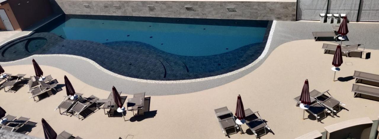 Hotel Baffo Rosso Alba Adriatica Esterno foto