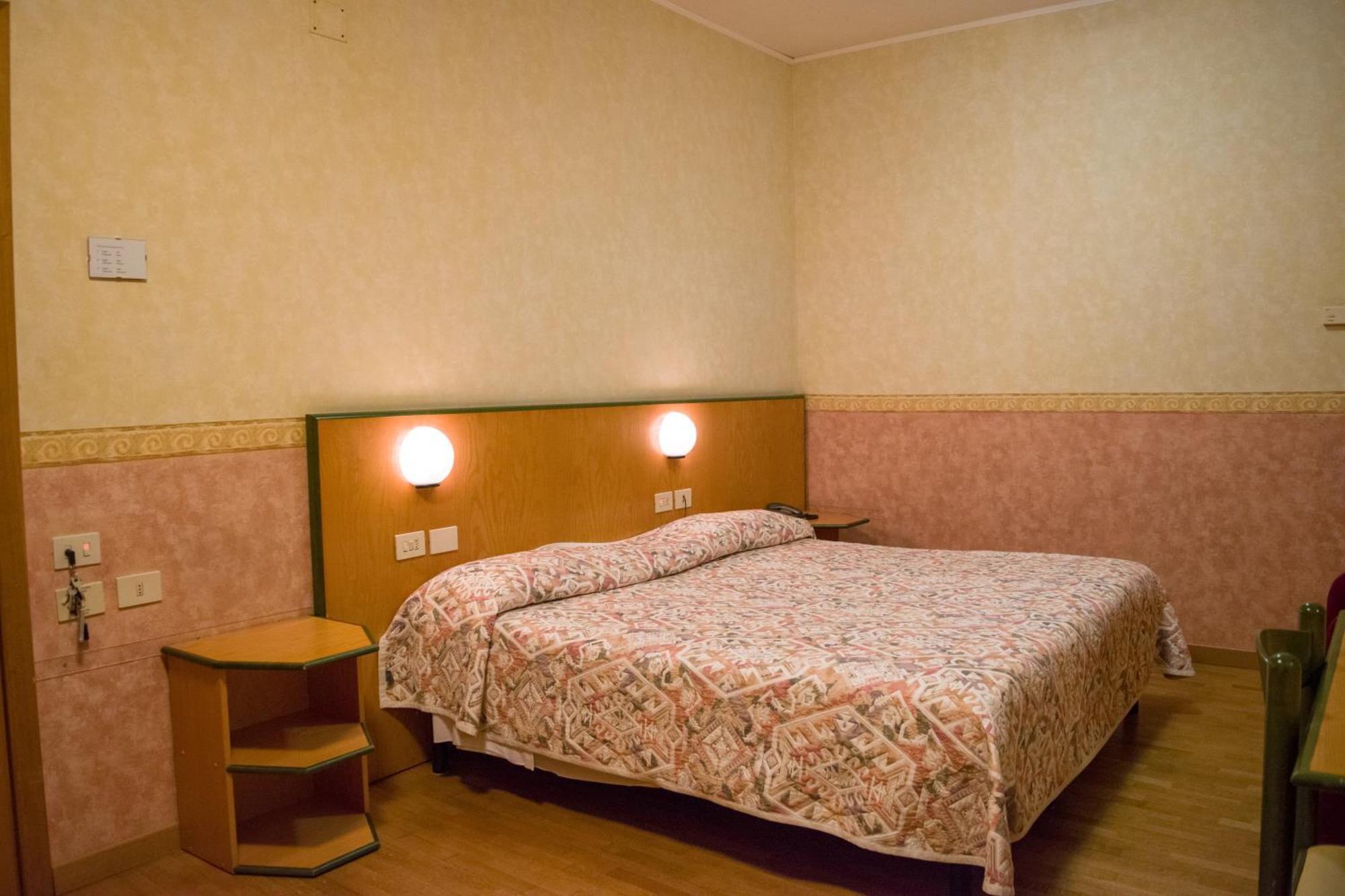 Hotel Baffo Rosso Alba Adriatica Esterno foto
