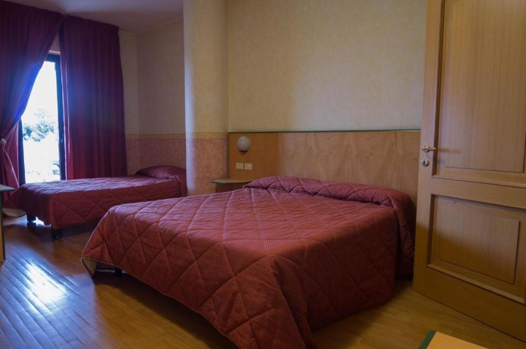 Hotel Baffo Rosso Alba Adriatica Esterno foto