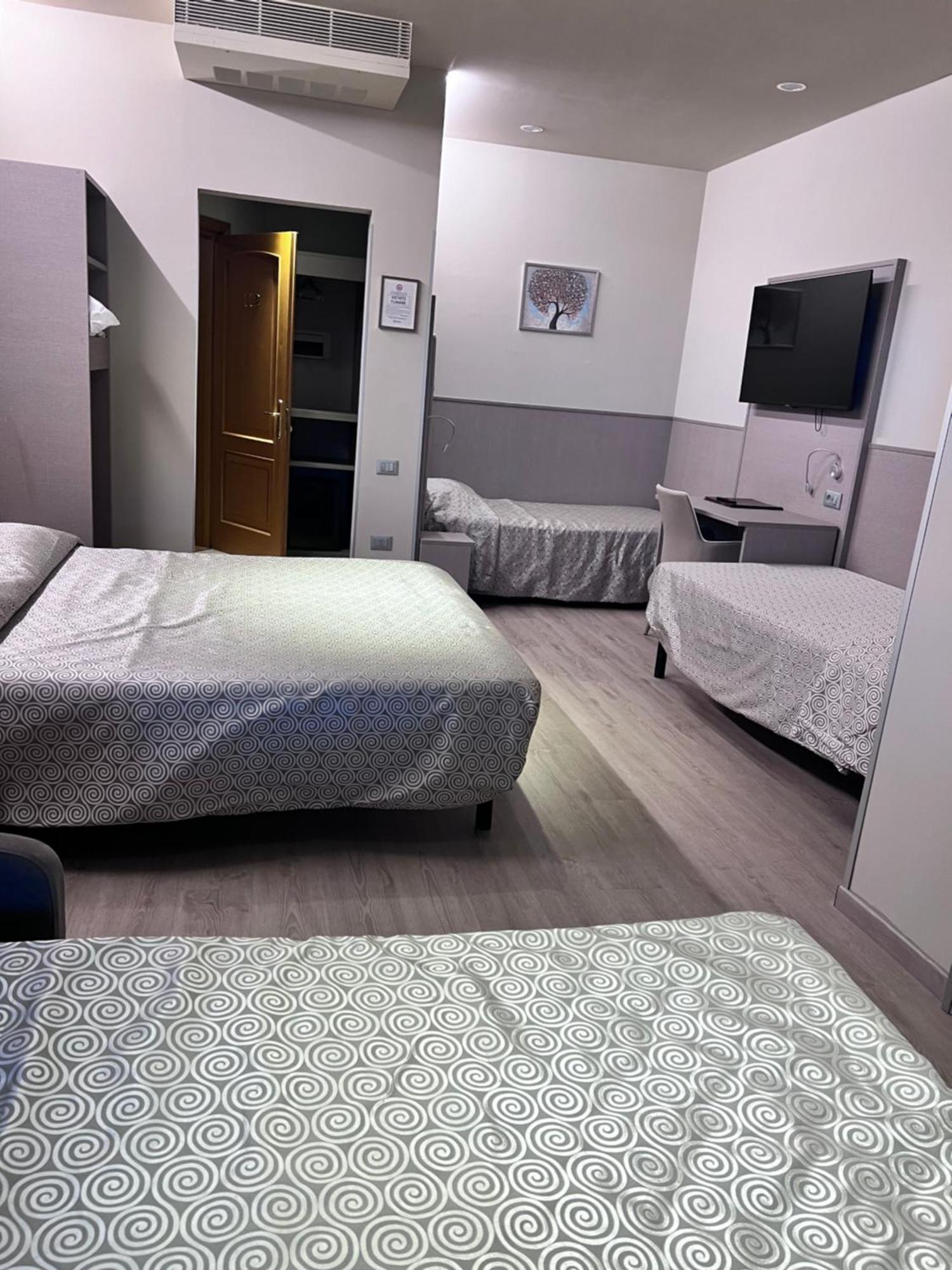 Hotel Baffo Rosso Alba Adriatica Esterno foto
