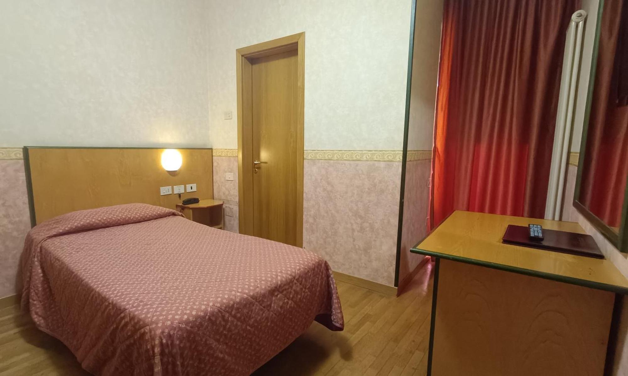 Hotel Baffo Rosso Alba Adriatica Esterno foto