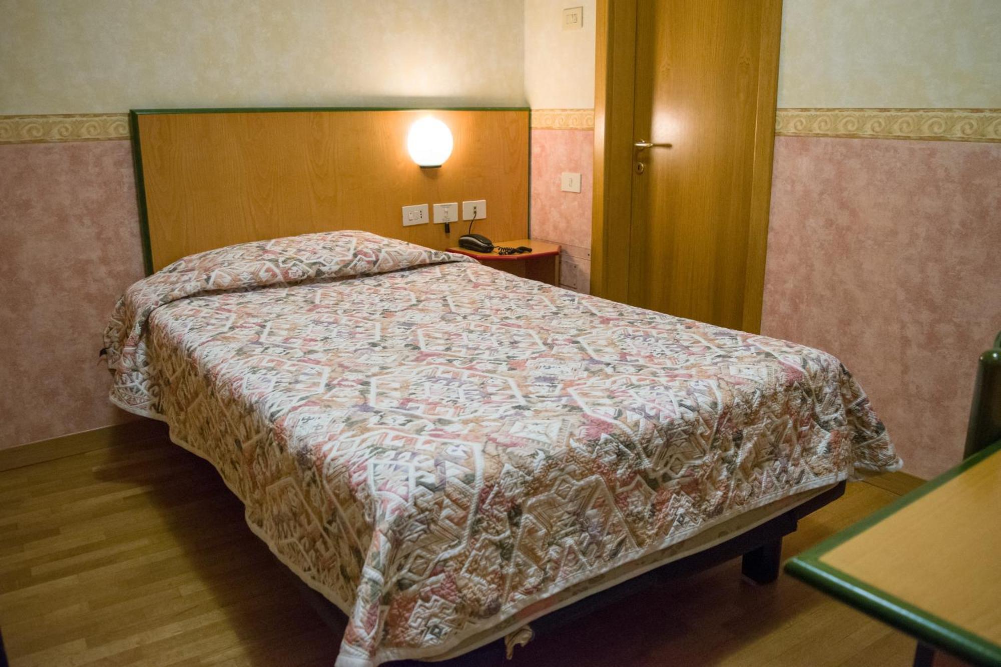 Hotel Baffo Rosso Alba Adriatica Esterno foto