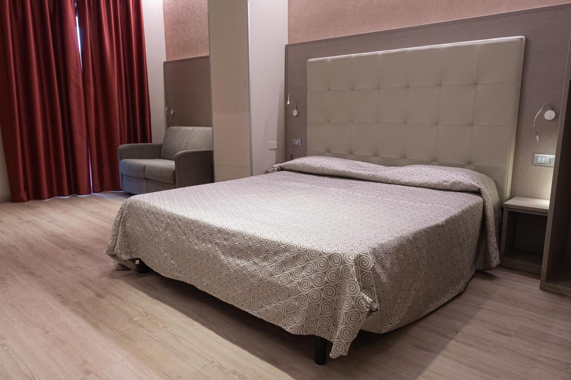 Hotel Baffo Rosso Alba Adriatica Esterno foto