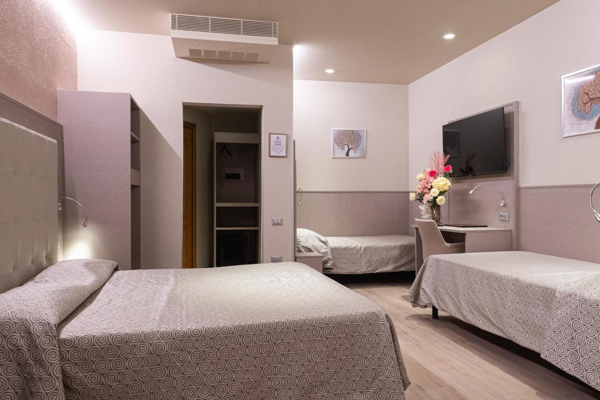 Hotel Baffo Rosso Alba Adriatica Esterno foto