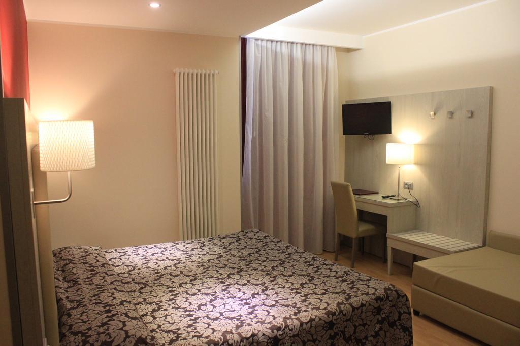 Hotel Baffo Rosso Alba Adriatica Esterno foto
