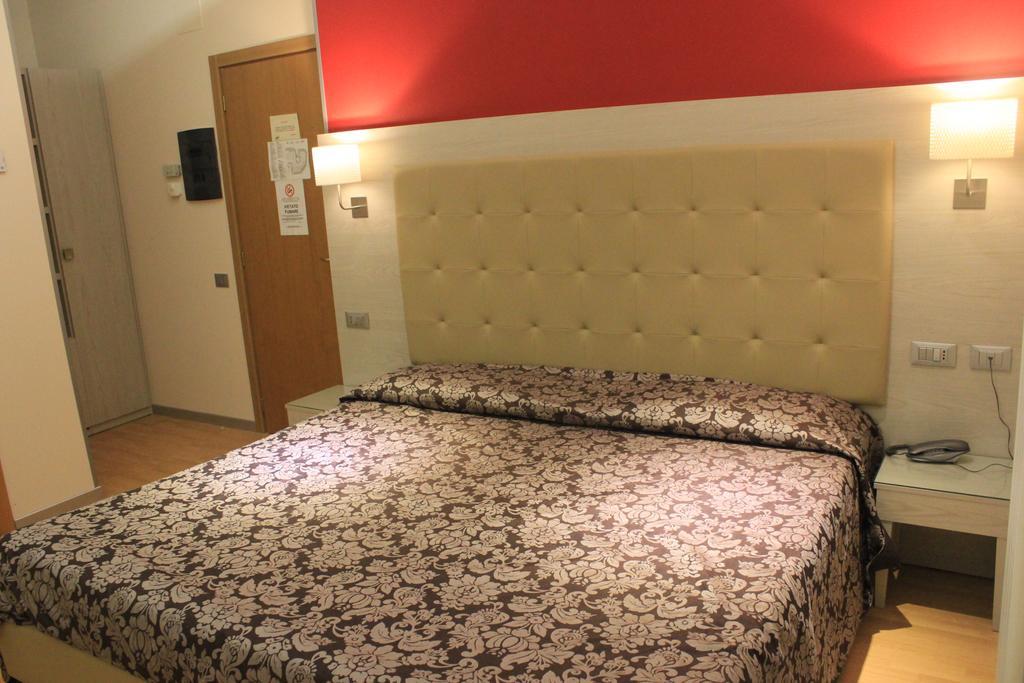 Hotel Baffo Rosso Alba Adriatica Esterno foto