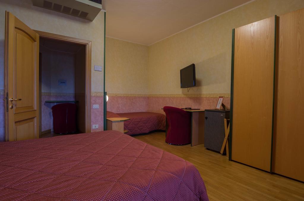 Hotel Baffo Rosso Alba Adriatica Esterno foto