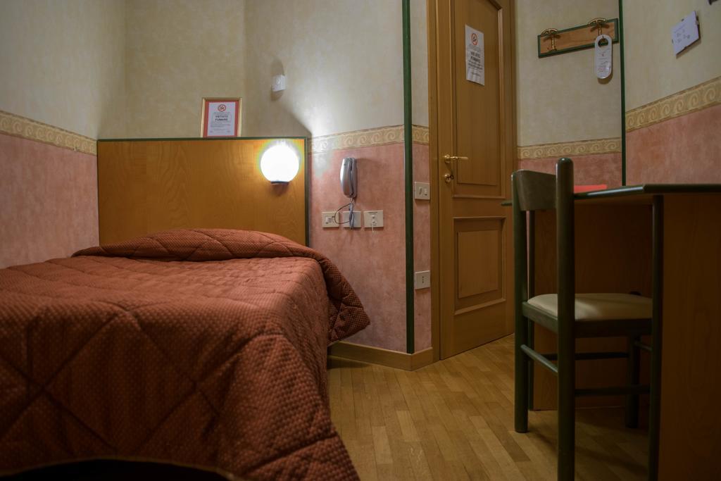 Hotel Baffo Rosso Alba Adriatica Esterno foto