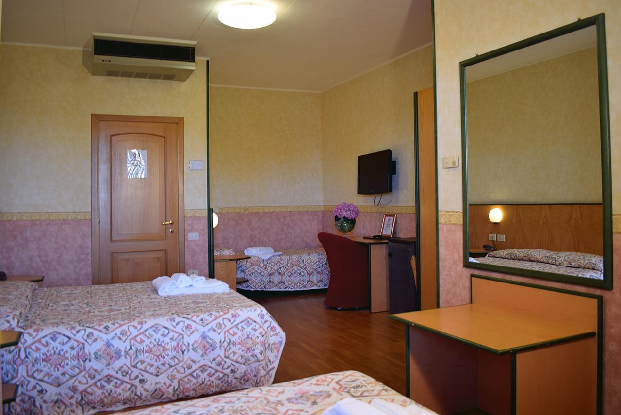 Hotel Baffo Rosso Alba Adriatica Esterno foto