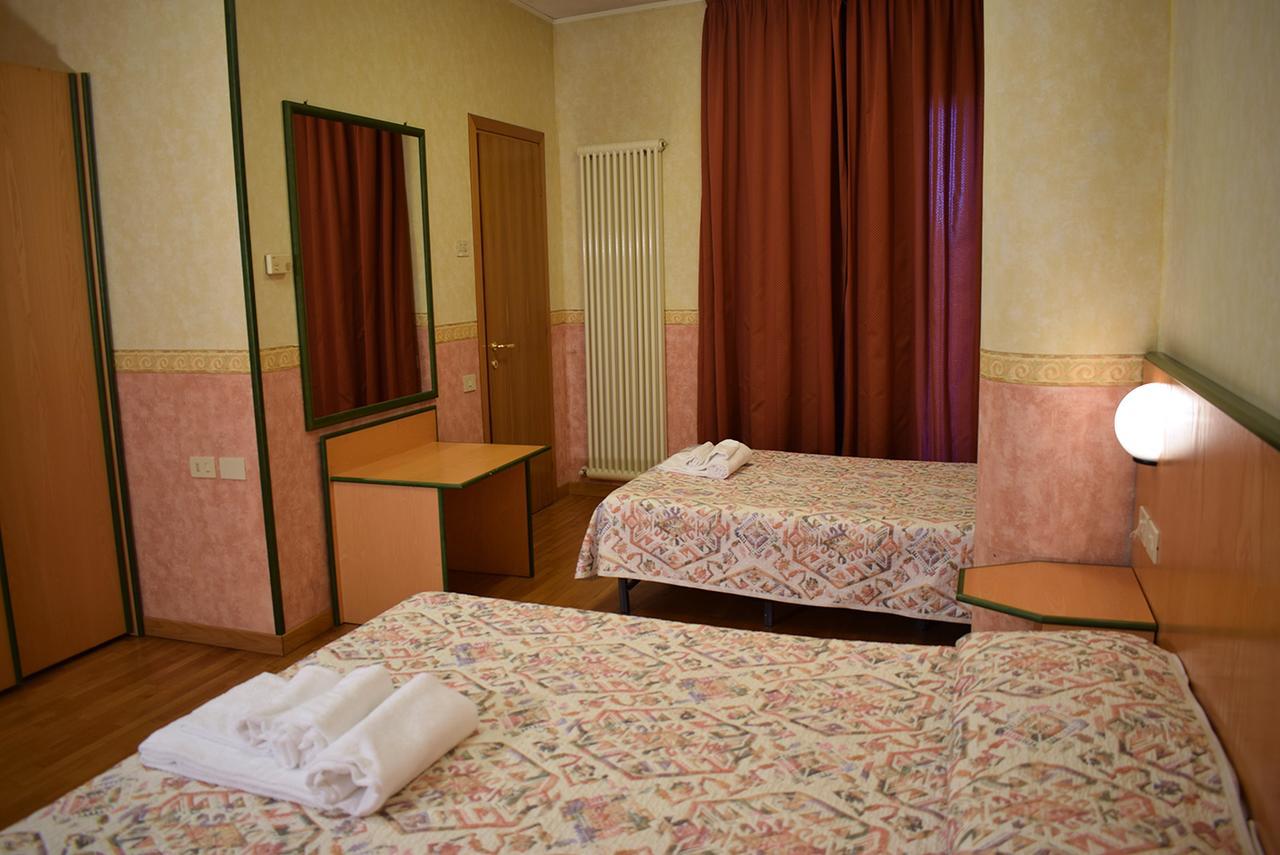 Hotel Baffo Rosso Alba Adriatica Esterno foto