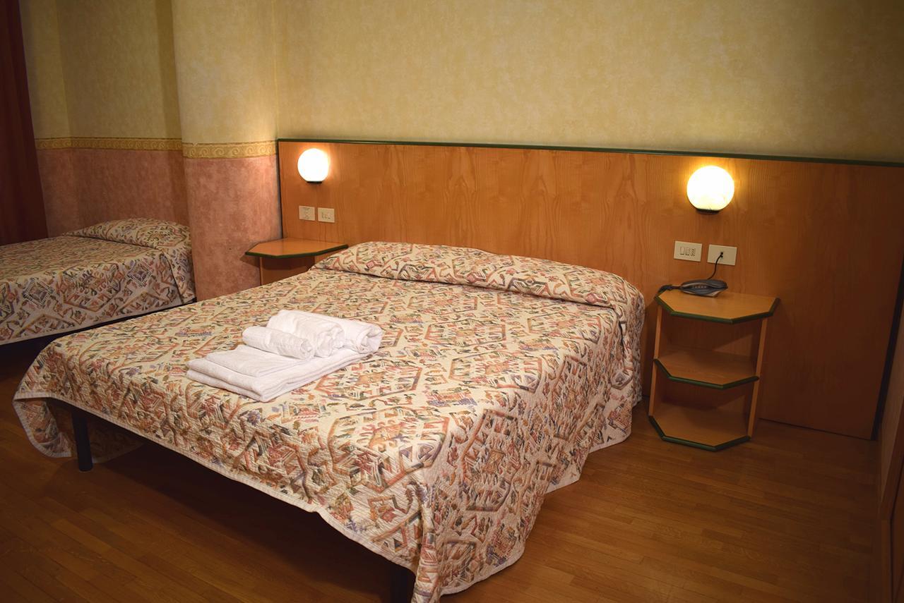 Hotel Baffo Rosso Alba Adriatica Esterno foto