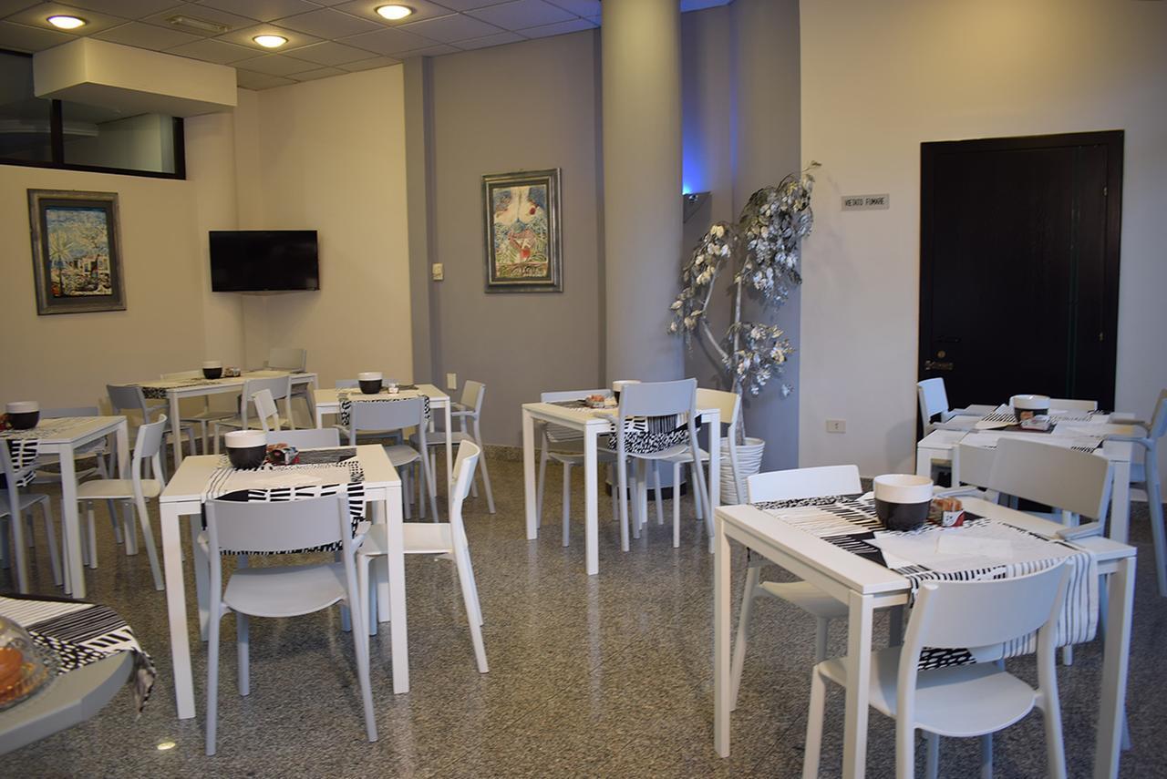 Hotel Baffo Rosso Alba Adriatica Esterno foto