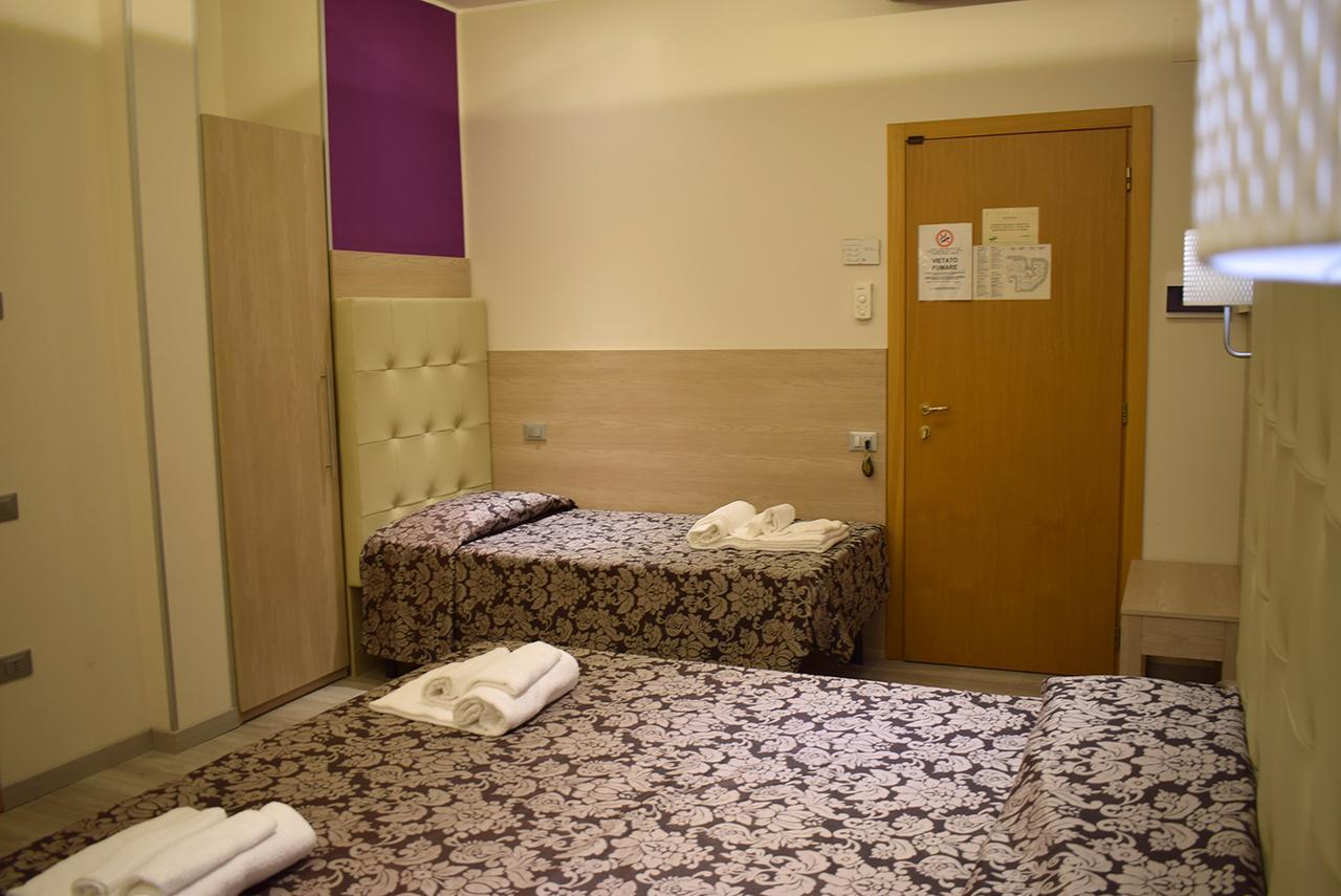 Hotel Baffo Rosso Alba Adriatica Esterno foto