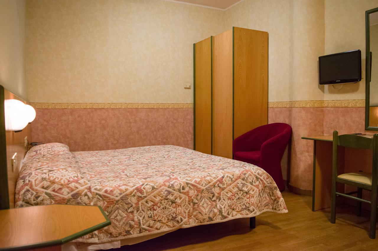 Hotel Baffo Rosso Alba Adriatica Esterno foto