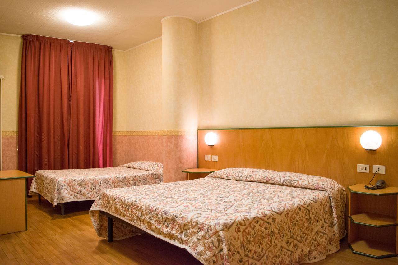 Hotel Baffo Rosso Alba Adriatica Esterno foto